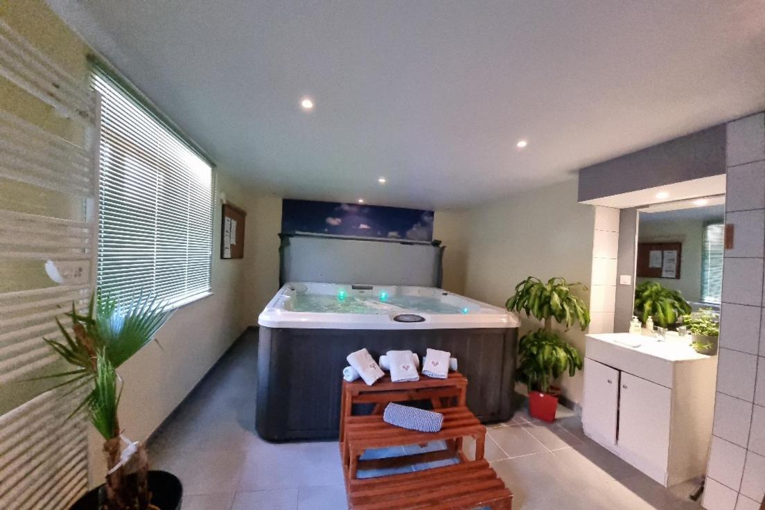 Gite Bruyere, 2 A 5 Personnes Avec Salle De Jeux Et Spa Dans La Residence Вантрон Экстерьер фото